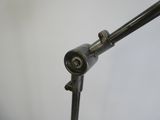 un gros plan d'un microphone sur un pied