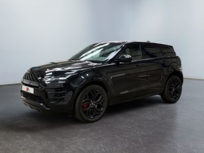 un Range Rover noir garé dans une grande pièce