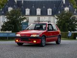 une voiture rouge garée devant un bâtiment