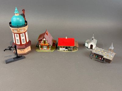 beaucoup de petites maisons et de petits bâtiments miniatures sur la table