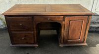 Bureau à caissons en noyer massif mouluré et sculpté ouvrant…