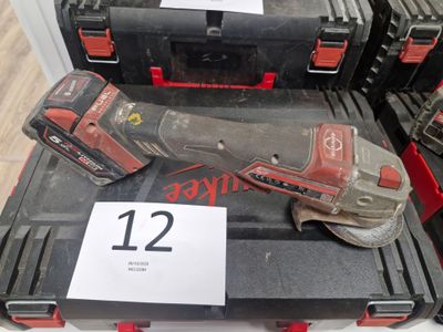 les nombreux outils exposés dans le magasin