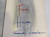 un livre ouvert sur lequel figure une photo de l'écriture d'une personne