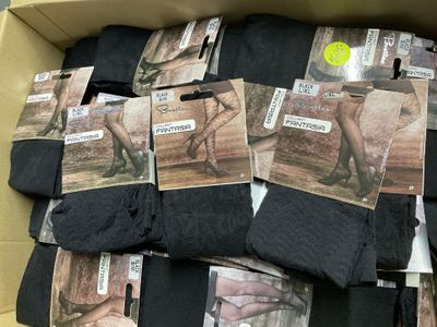 plusieurs paires de collants noirs dans une boîte