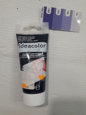 un gros plan sur un tube de peinture posé sur une table