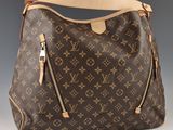 Un sac à main Louis Vuitton est présenté sur un fond gris