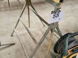 un grand nombre d'outils posés sur le sol