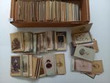 beaucoup de vieilles photos dans une boîte sur la table