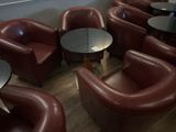 de nombreuses chaises et tables dans un coin de la pièce