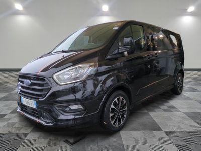 une camionnette noire garée sur un sol à damier dans un garage