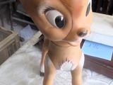 un faux cerf posé sur une table