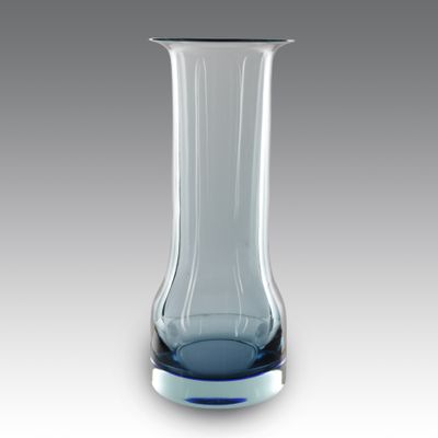 un vase en verre posé sur une table