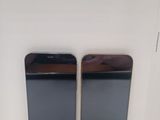 deux iPhones noirs posés sur une table blanche