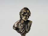 un buste en bronze représentant un homme coiffé d'un chapeau