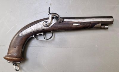 un vieux fusil accroché au mur