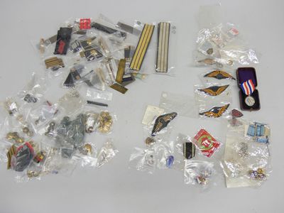 2 boites de galons de grade et pattes d’épaules divers. - Photo 1