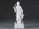 une statue blanche représentant une femme tenant un panier de fleurs