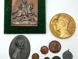 quelques pièces de monnaie et une photo d'un homme à cheval