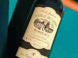 une bouteille de vin posée à côté d'une batte de baseball sur une table