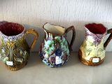 trois vases posés l'un à côté de l'autre sur une table