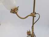 une lampe de table en laiton ancien avec un abat-jour en verre blanc