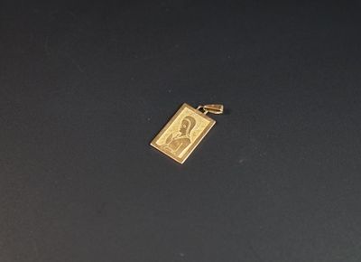 un petit briquet posé sur une table