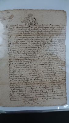 une feuille de papier sur laquelle on peut écrire, posée sur une table