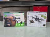 deux boîtes contenant des drones télécommandés posées sur une table