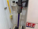 un aspirateur qui se trouve dans le coin d'une pièce