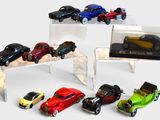un grand nombre de voitures-jouets dans une vitrine