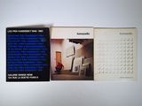 deux livres posés sur une table, sur fond blanc, et une photo en noir et blanc d'un homme assis sur une chaise