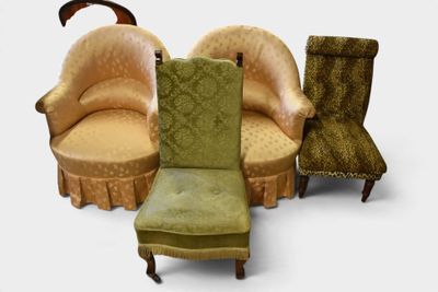 Plusieurs chaises et une chaise sont disposées en rangée sur une surface blanche