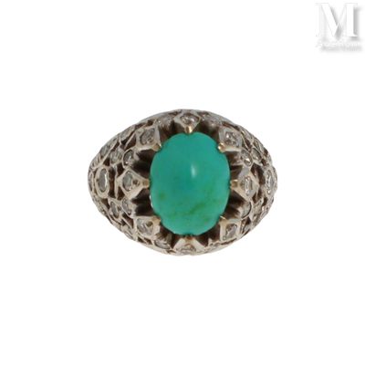 Gros plan sur une bague contenant une pierre verte