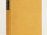 un livre à la couverture jaune posé sur une table blanche