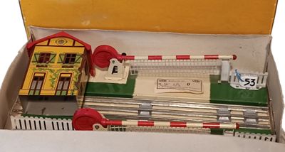 une boîte contenant un circuit de train miniature