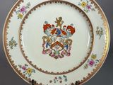 un gros plan d'une assiette sur laquelle figure un blason