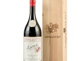 la bouteille de vin est posée à côté d'une caisse en bois