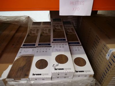 Plusieurs cartons de parquet sont empilés les uns sur les autres
