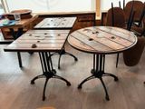 trois tables et deux chaises fabriquées à partir de planches de bois