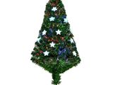 Le petit sapin de Noël est décoré d'étoiles et de guirlandes lumineuses.
