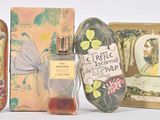 trois flacons de parfum et une boîte posés sur une surface blanche