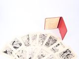 une boîte rouge sur laquelle sont représentées plein de vieilles bandes dessinées
