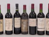 six bouteilles de vin sont alignées sur une table