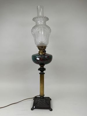 une image représentant une lampe surmontée d'un abat-jour en verre