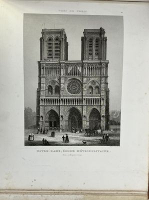 une vieille photo en noir et blanc d'une cathédrale avec des gens à l'extérieur