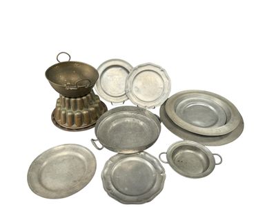 beaucoup d'assiettes et de casseroles en argent sur la table