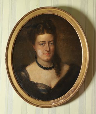 portrait d'une femme en robe noire dans un cadre doré