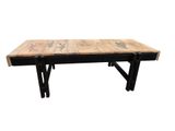 La table est en bois et possède des pieds en métal