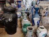 de nombreux vases différents sur la table de cette pièce