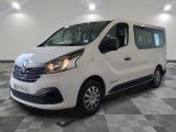 la camionnette blanche est garée sur le sol en damier d'une pièce